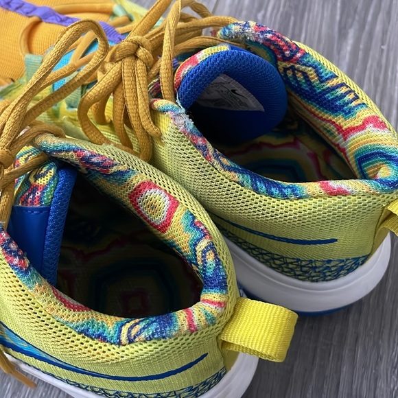 Nike Kyrie Flytrap Sneakers Size 6Y - Picture 7 of 9